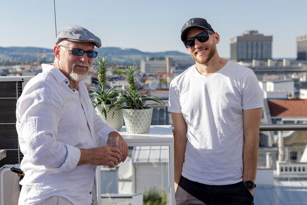 Saxophonist links und DJ rechts auf einer Rooftop Party in Wien