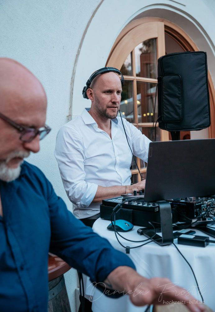 DJ & Saxophonist bei der Arbeit auf der Villa Vita Pannonia Terrasse