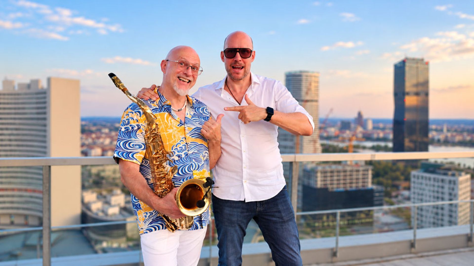 DJ und Saxophonist hinter dem Mischpult im Uferhaus Klosterneuburg bei Wien