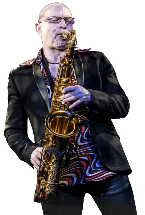 Saxophonist spielt in Großaufnahme im Anzug