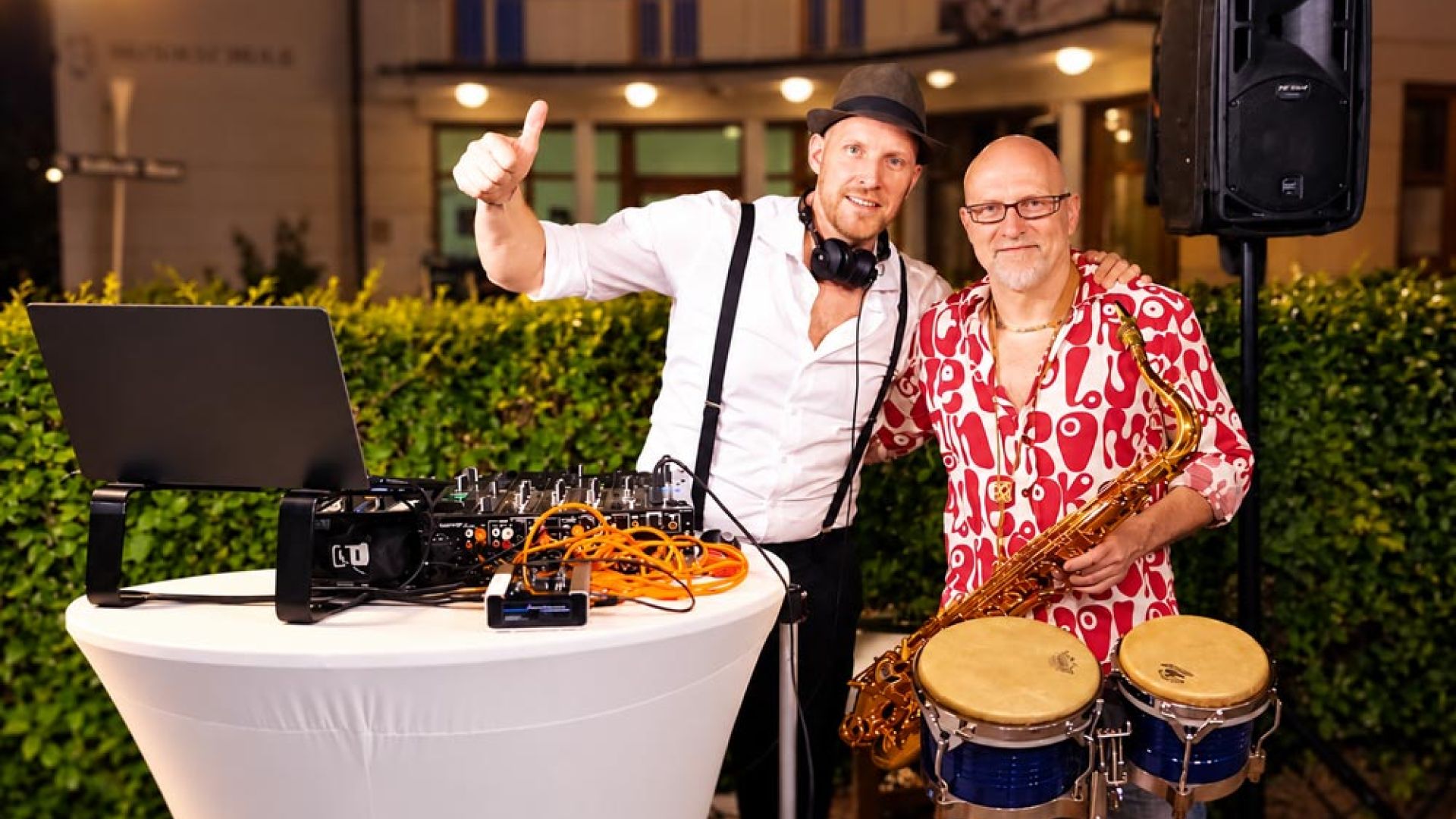 DJ und Saxophonist hinter dem Mischpult im Uferhaus Klosterneuburg bei Wien